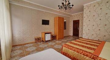 Фото номера Трехместный номер с балконом Гостиница Comfort г. Новомихайловский 2