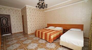 Фото номера Трехместный номер с балконом Гостиница Comfort г. Новомихайловский 4