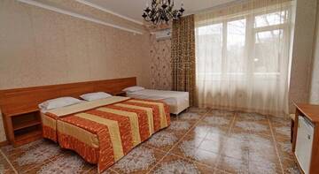 Фото номера Трехместный номер с балконом Гостиница Comfort г. Новомихайловский 5