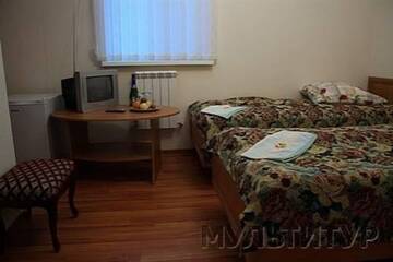 Фото номера Стандартный двухместный номер с 2 отдельными кроватями и общей ванной комнатой Гостевой дом Inn Maxim г. Новомихайловский 2